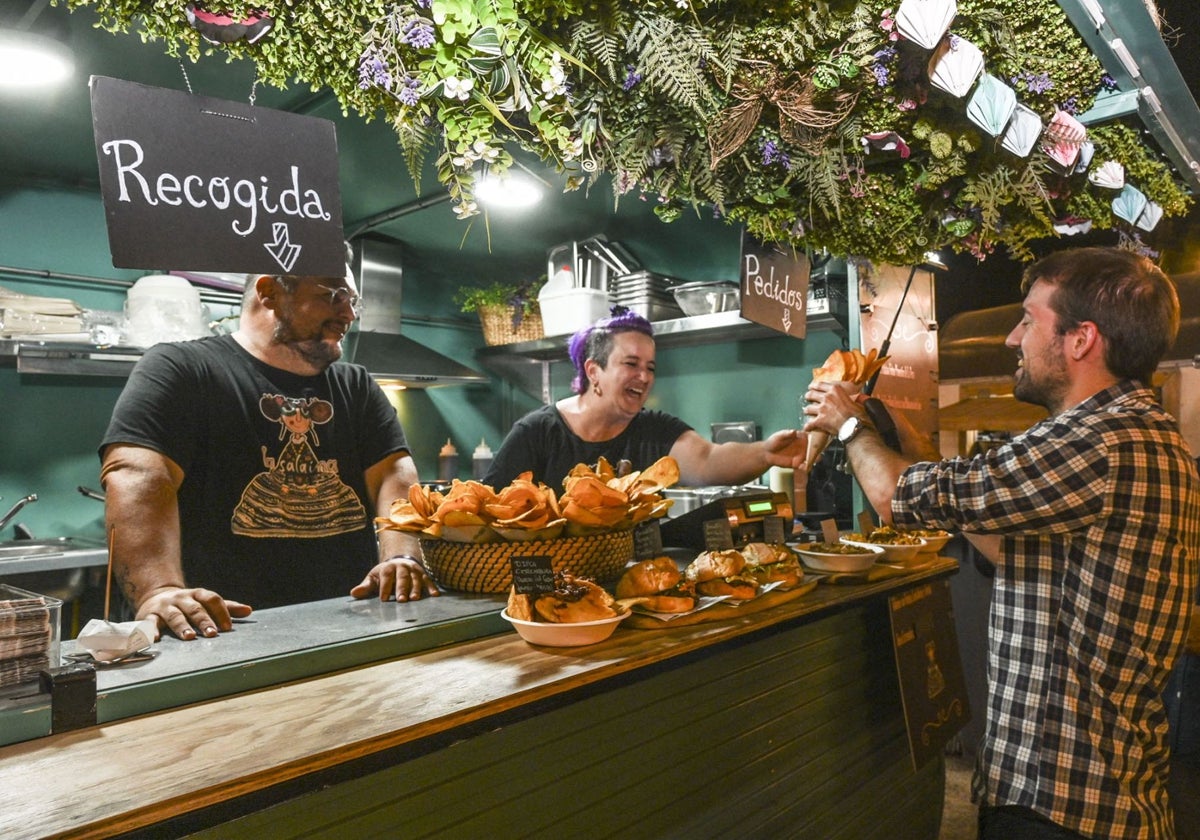 Manolo y Gloria atienden en 'La Salaína', la 'food truck' de Come&Calla, en el auditorio Ricardo Carapeto.