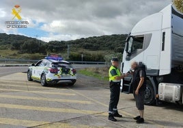 Un agente de la Guardia Civil realiza un control de alcoholemia al conductor de un camión.