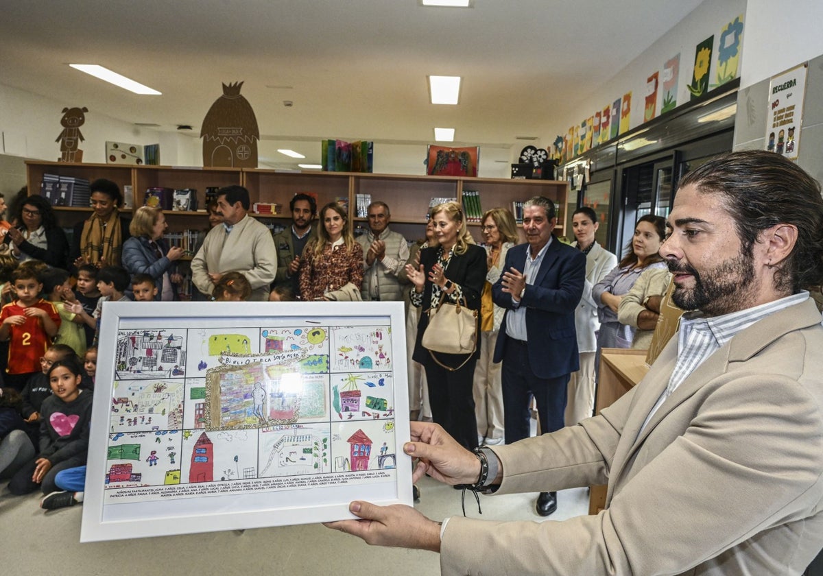 El director del colegio muestra dibujos realizados por los alumnos para recordar a Sofía Mera.