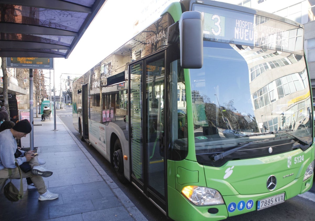 Imagen de un autobús de la línea tres a su paso por la avenida Clara Campoamor de Cáceres.