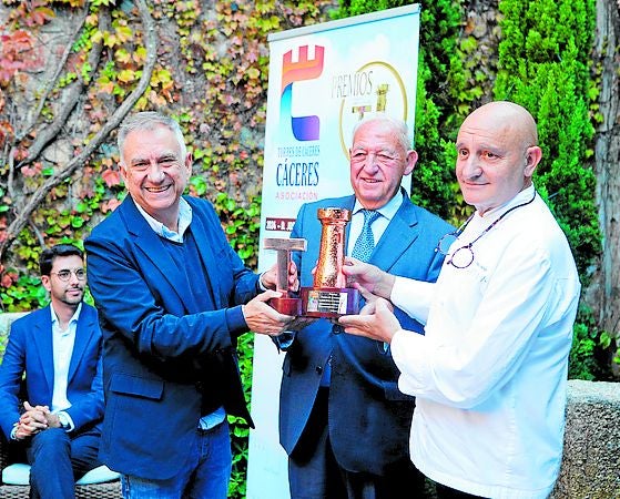 Los artífices de Atrio, José Polo y Toño Pérez recogen el premio Torres de Cáceres. 