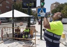 Un obrero se refresca para intentar mitigar los efectos del calor.