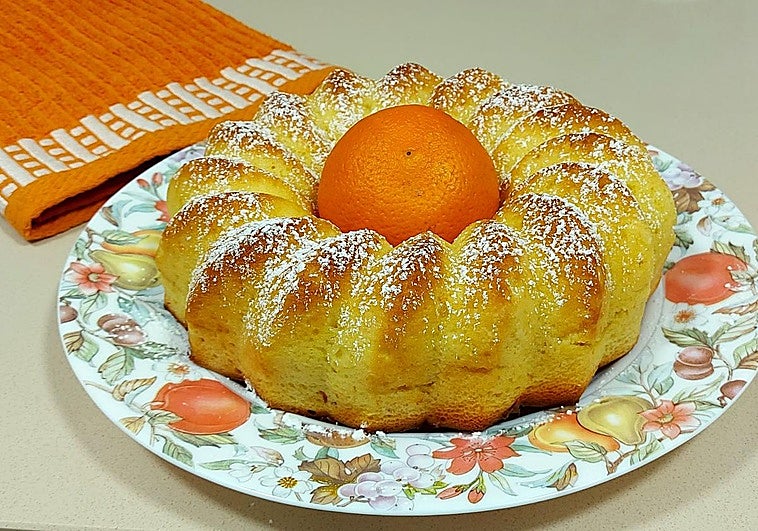 Un bizcocho con una sola naranja