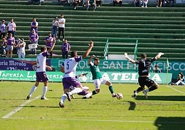 Deco dispara a bocajarro en el partido ante el Guadalajara en el Príncipe Felipe.