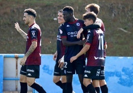 Los jugadores del Extremadura felicitan a Manchón tras su gol que sirvió para culminar la remontada en Llerena.