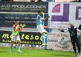 Samu Manchón celebra el tercer gol del Coria.