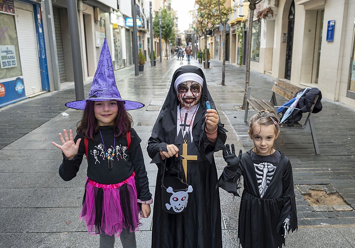 Tres de las participantes esta tarde en Badajoz cuando acabó de llover.