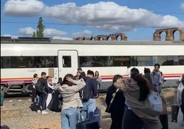 Viajeros el pasado viernes en Mérida.