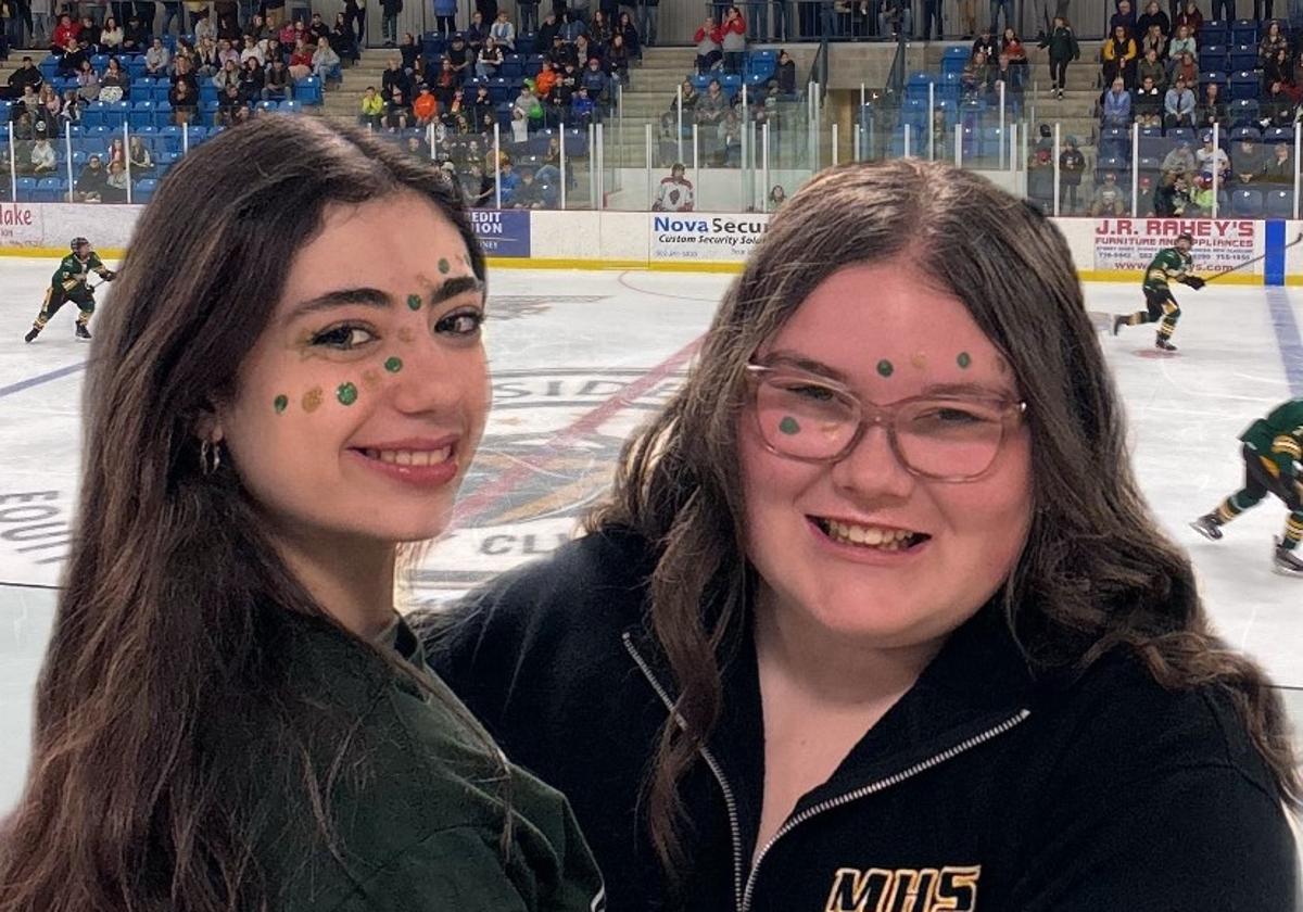 Alba, en la izquierda, con una amiga, en un partido de hockey.