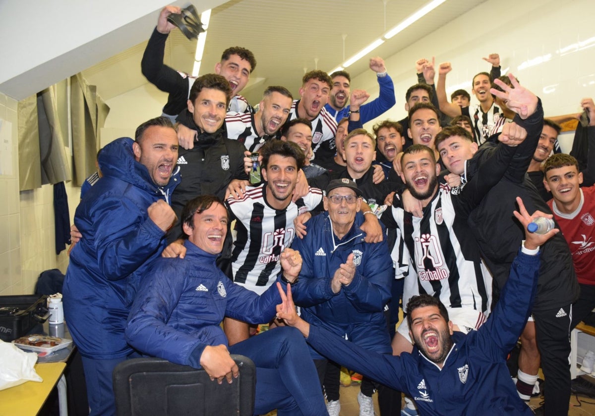 Los jugadores del Badajoz celebran su primer triunfo visitante.