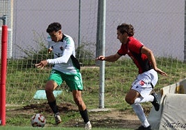 Salinas controla el balón en el duelo de este domingo entre el Cacereño y el Unión Adarve.