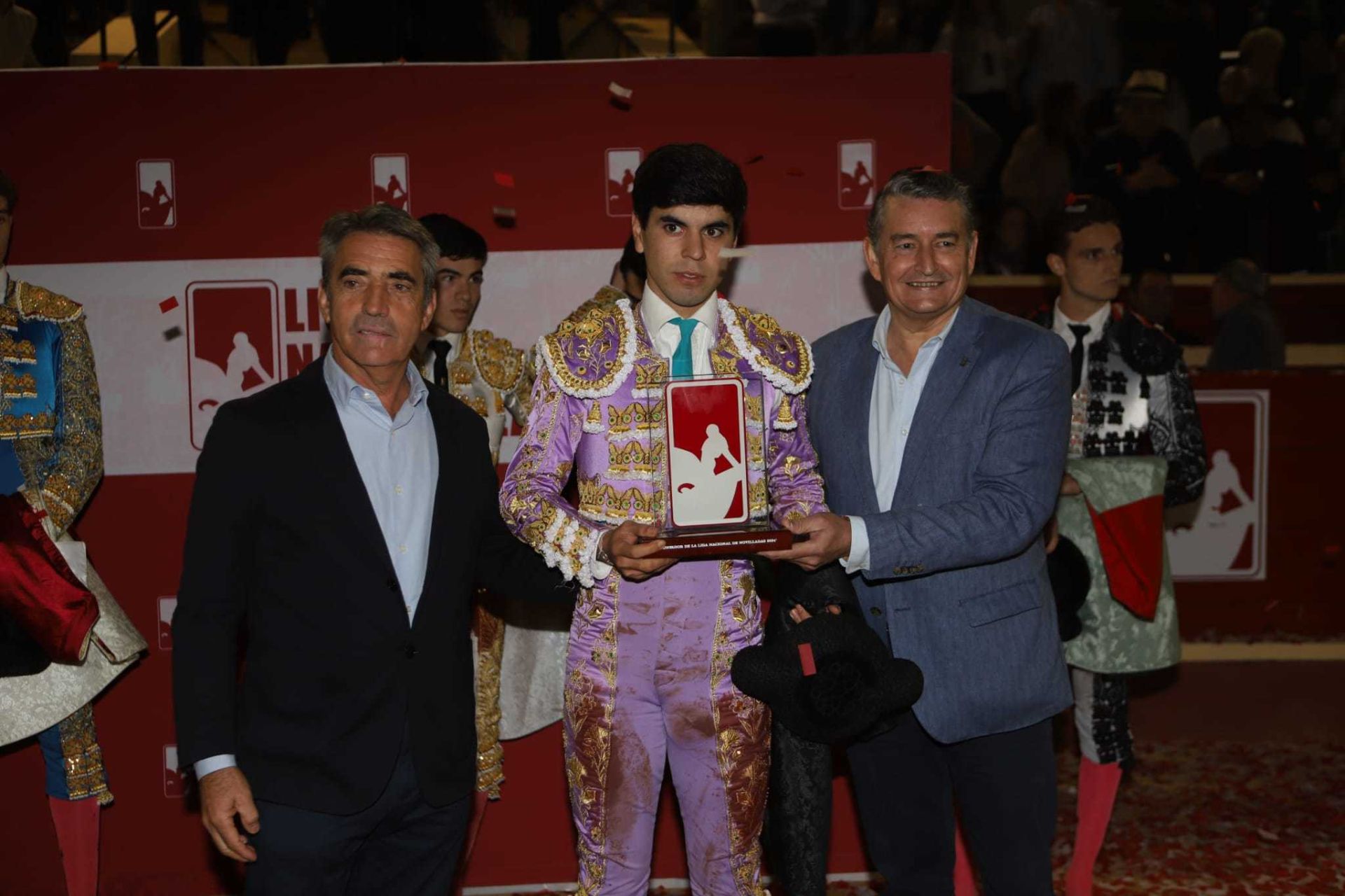 El pacense recibió el premio de manos de Victorino Martín, presidente de la Fundación Toro de Lidia, y Antonio Sanz, consejero de Presidencia de la Junta de Andalucía.