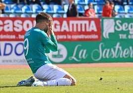 Josh Farrell se lamenta tras la gran ocasión al final de la primera parte.