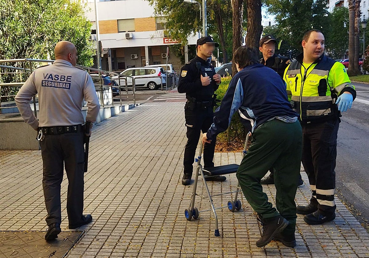 El procesado usa un andador para desplazarse. En la imagen, su llegada a los juzgados.