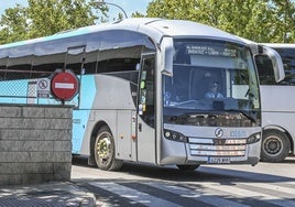 Un conductor de autobús saliendo de la estación en Badajoz este verano.