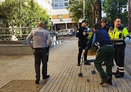 El acusado, en la esquina superior de la imagen, llegó escoltado por dos policías.