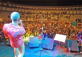 El vocalista de The Funkenteins, en una actuación en la plaza de toros de Cáceres en 2007.