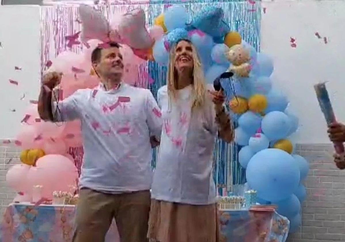 La pareja disfrutó de la fiesta revelación junto a familiares y amigos.