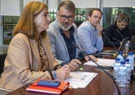 El director general de Personal Docente, David Moreno, conversa con Pilar Pérez, secretaria general de Educación, esta mañana.