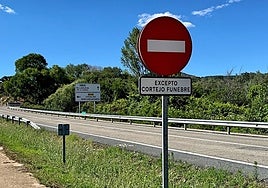 Señal de tráfico, a la salida de Pozuelo de Zarzón.