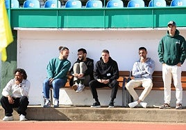 Los lesionados, en un banco del Municipal Villanovense.