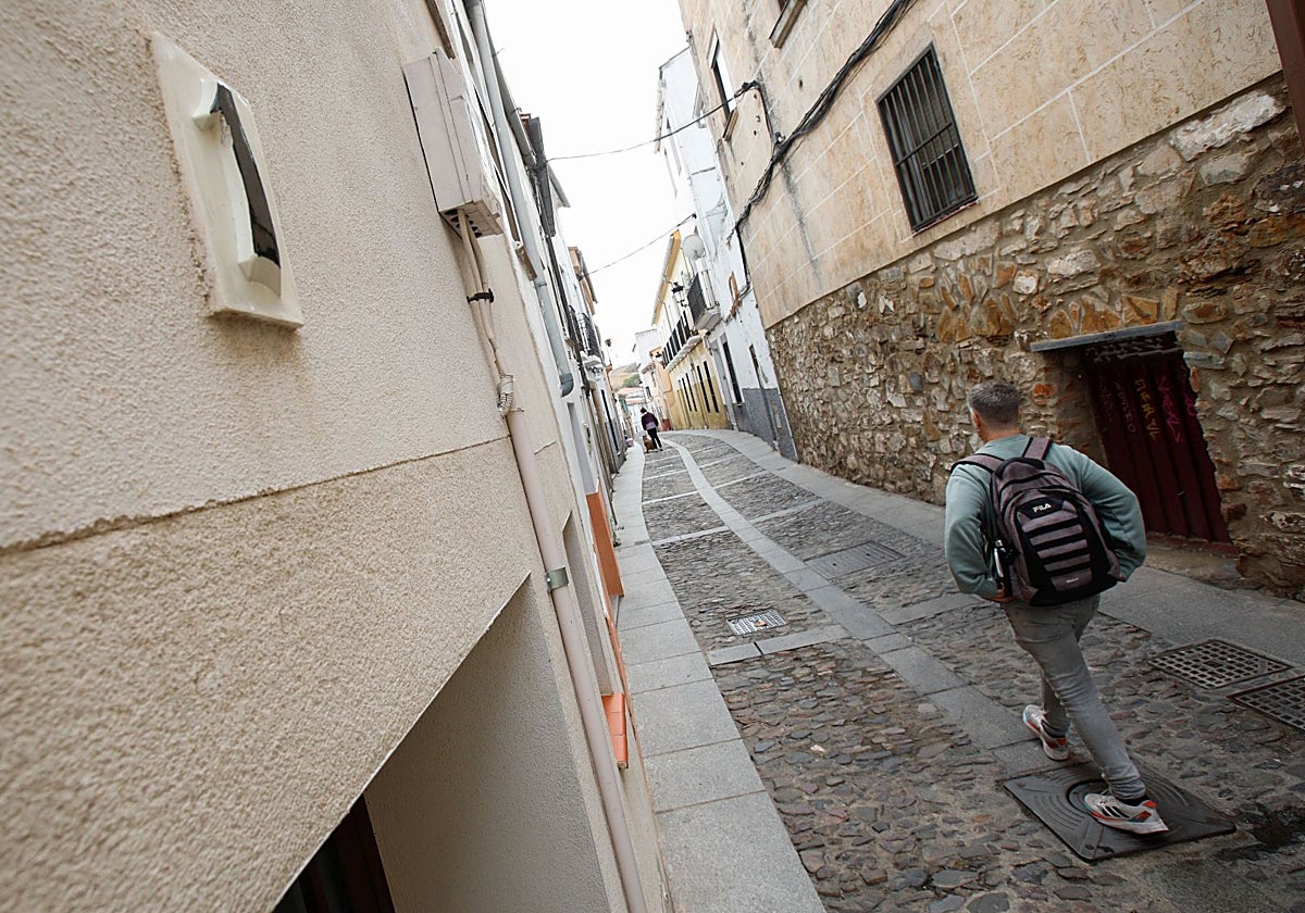 A la izquierda de la imagen, numeración original de la calle en una de las casas de Caleros.