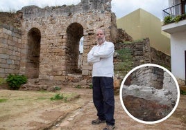 El arqueólogo Miguel Alba Calzado, en el solar de la torre albarrana que ha excavado.