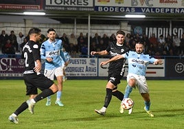 Samu Mnachón trata de llevarse el balón en el duelo de este miércoles entre el Coria y el Elche.