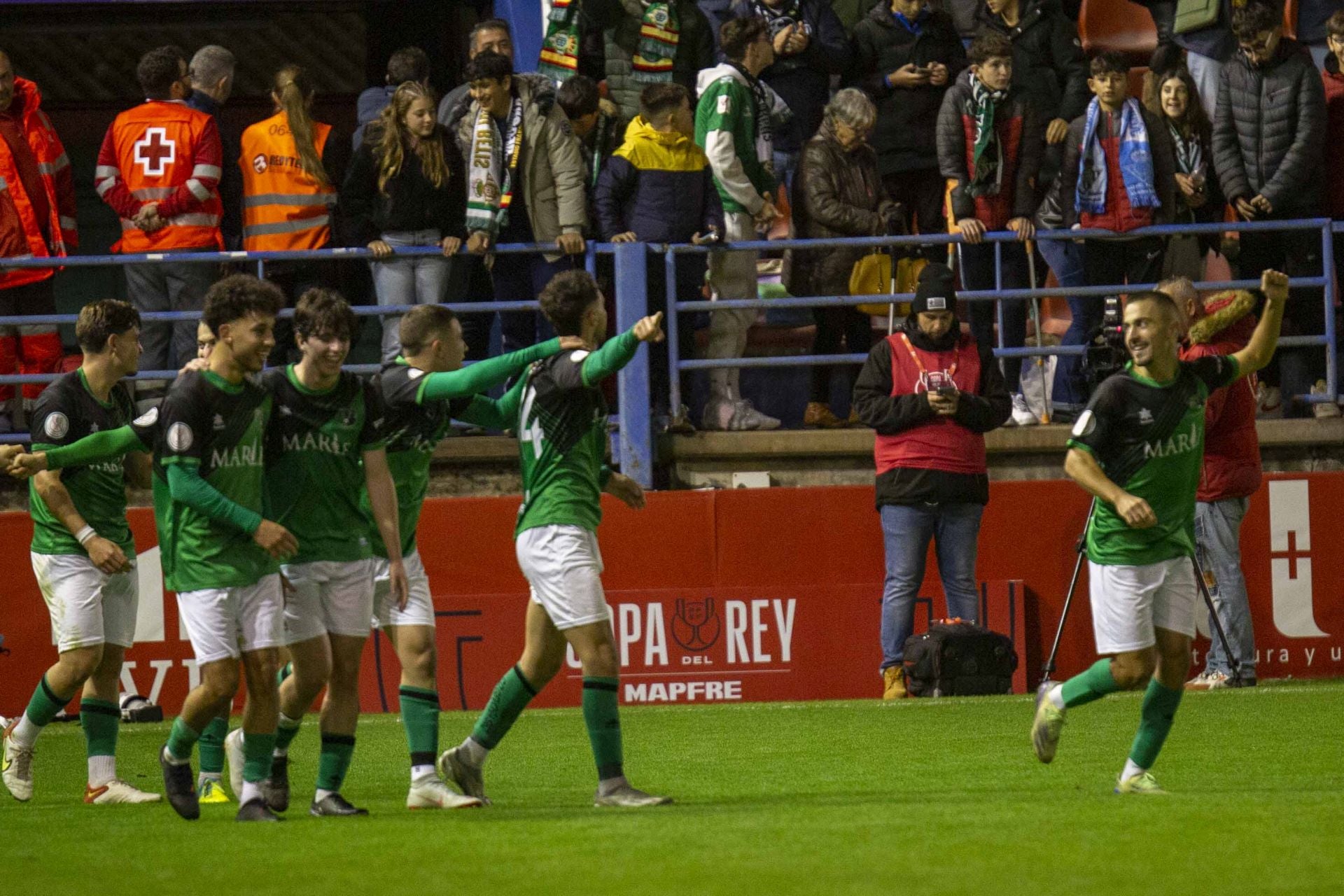 Fotos | El Betis golea al Gévora en el Francisco de la Hera