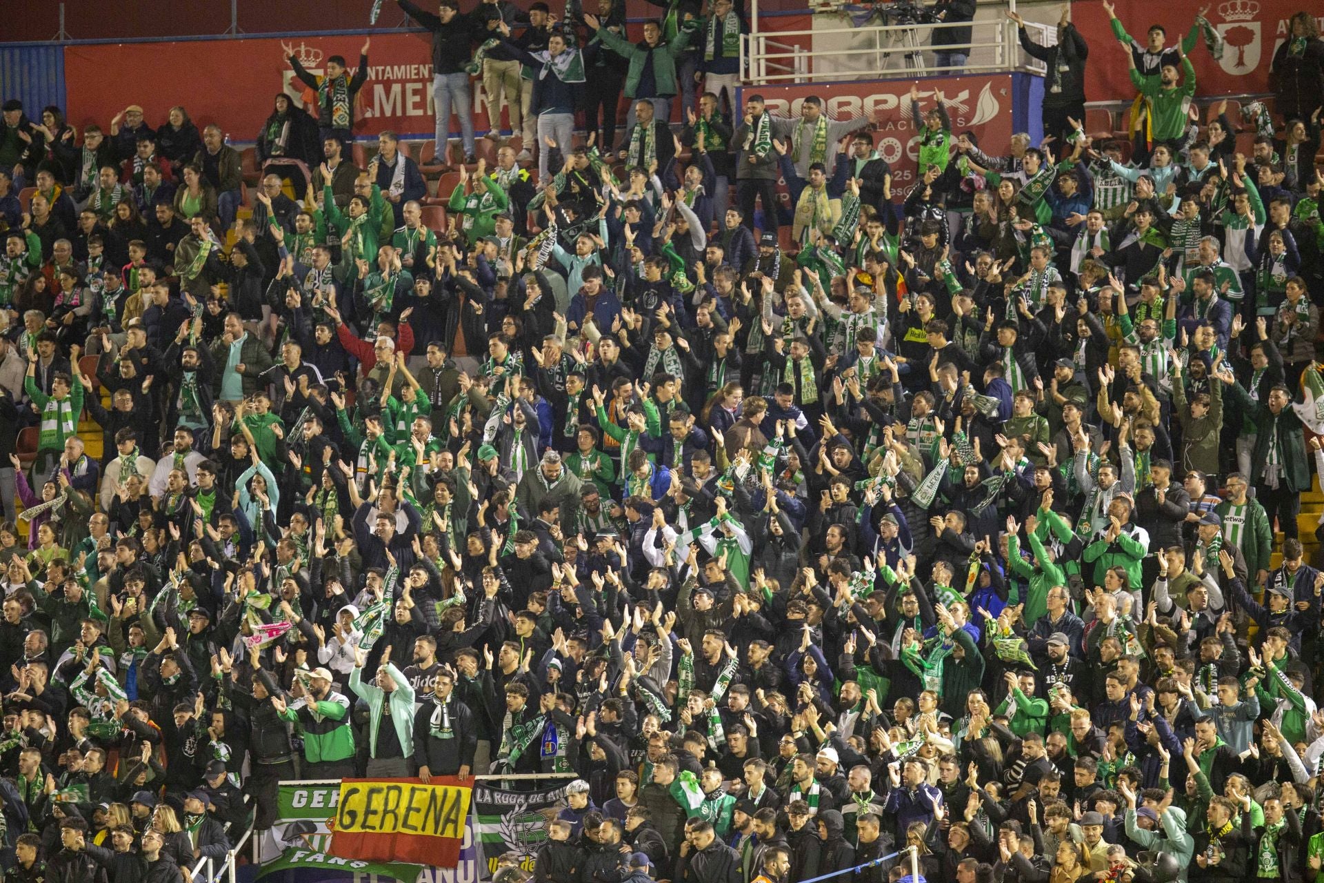 Fotos | El Betis golea al Gévora en el Francisco de la Hera