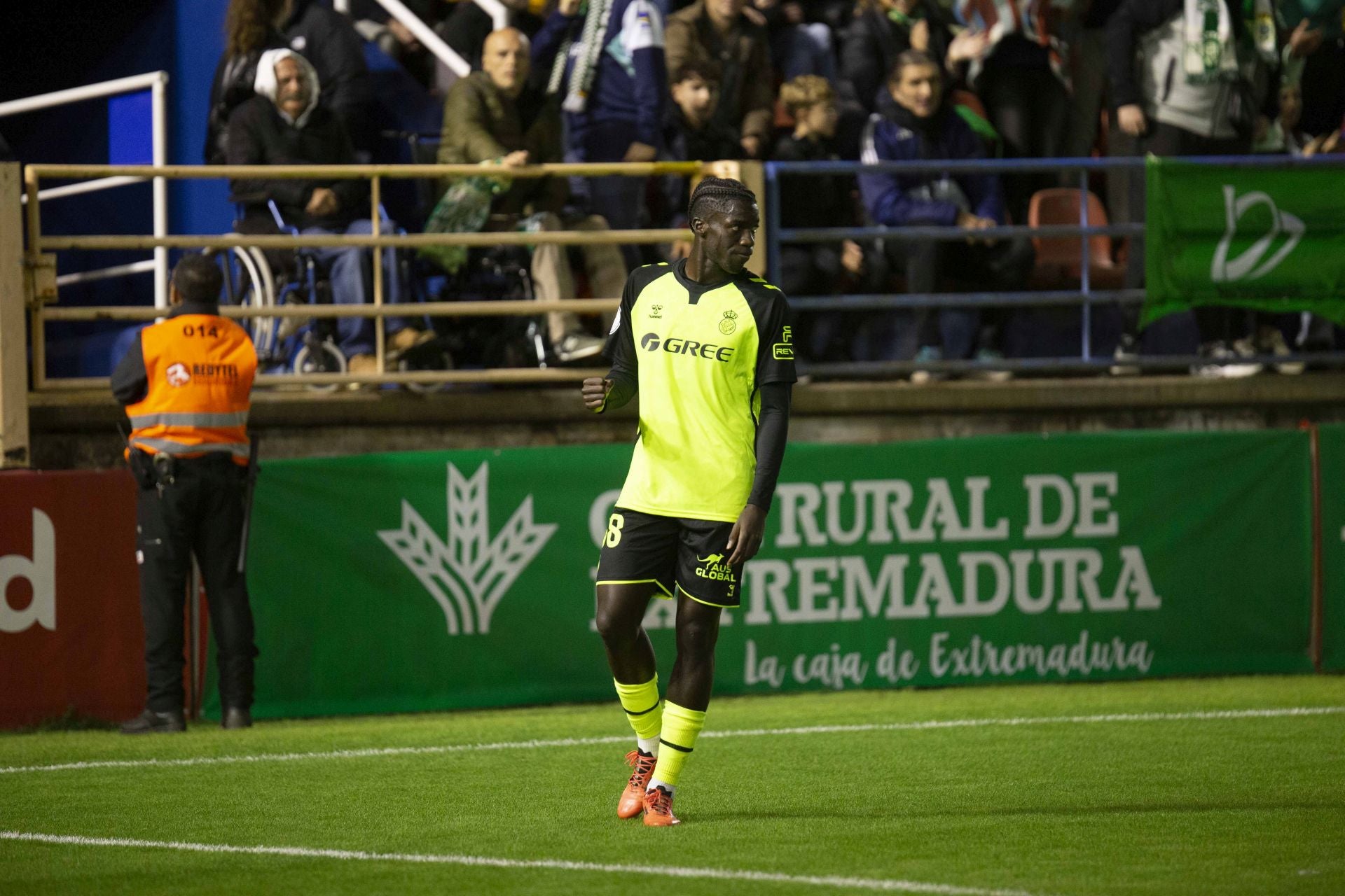 Fotos | El Betis golea al Gévora en el Francisco de la Hera