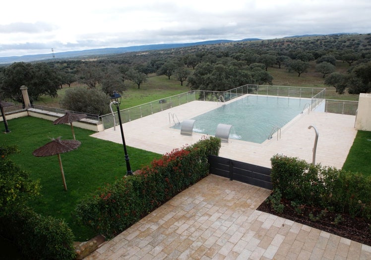 El recinto cuenta con una piscina de agua salada con vistas a la dehesa.