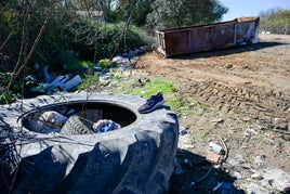 La basura está fuera del contenedor destinado a albergar los escombros.