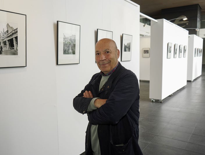 Miguel Ángel Rodríguez junto a dos de las fotografías que se pueden ver en su exposición