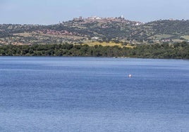 Al fondo, el pueblo de Monsaraz, en Portugal. La foto está realizada sobre la orilla del embalse de Alqueva en Villanueva del Fresno.