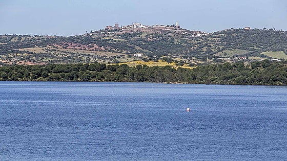 España y Portugal pactan que 34 regantes extremeños paguen por coger agua de Alqueva