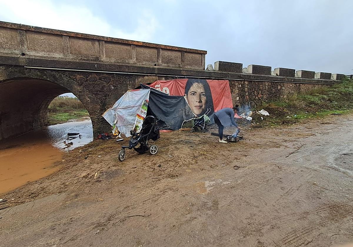 Familias nómadas acampadas junto al conocido como puente de los tres ojos.