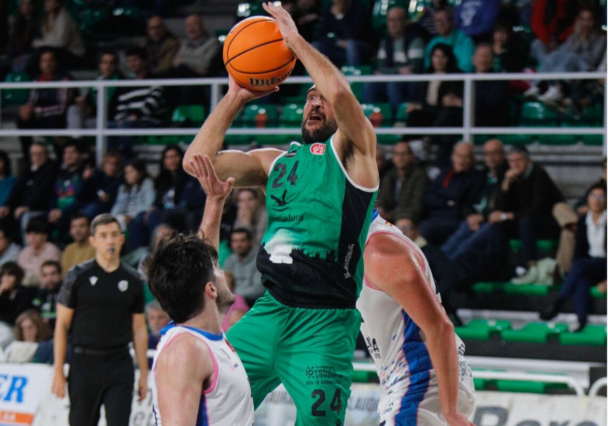 Dani Rodríguez intenta un tiro forzado en el duelo que enfrentó al Cáceres con el Melilla.