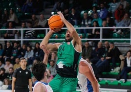 Dani Rodríguez intenta un tiro forzado en el duelo que enfrentó al Cáceres con el Melilla.