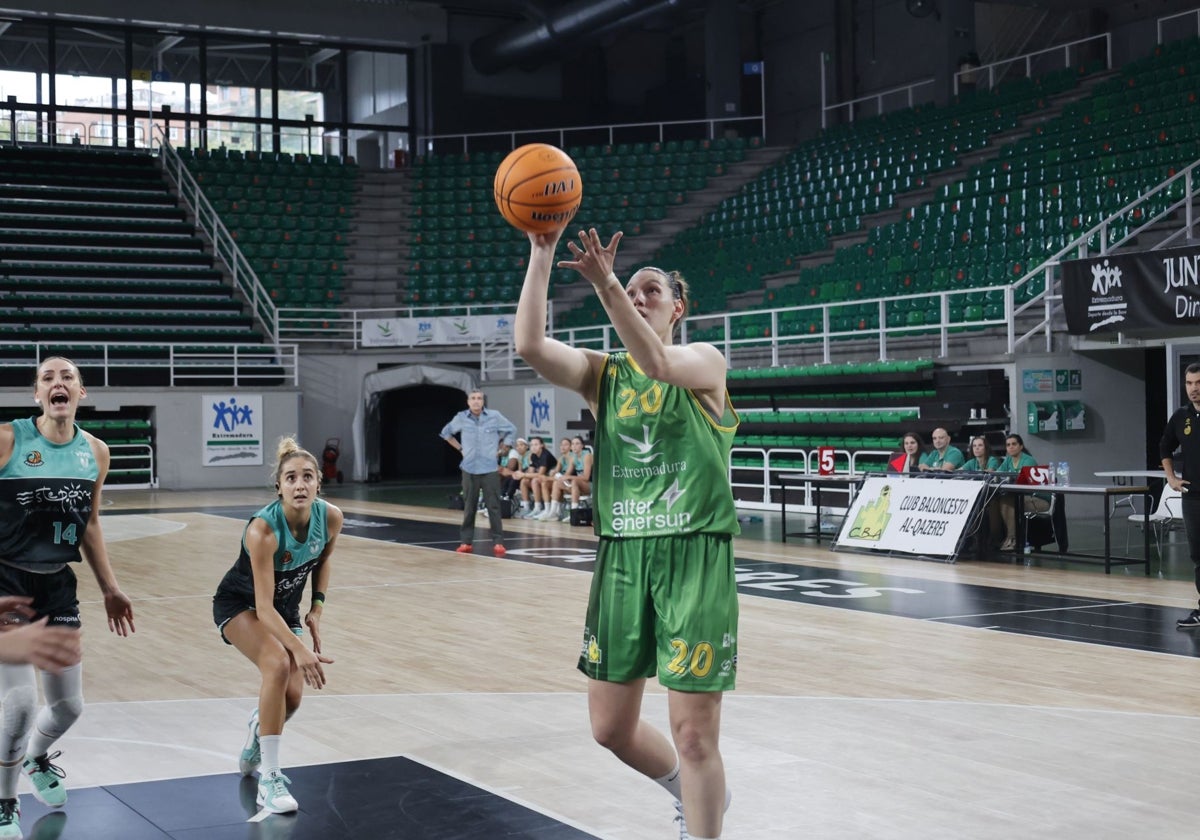 Diana Cabrera tira a canasta en el partido ante el Estepona.