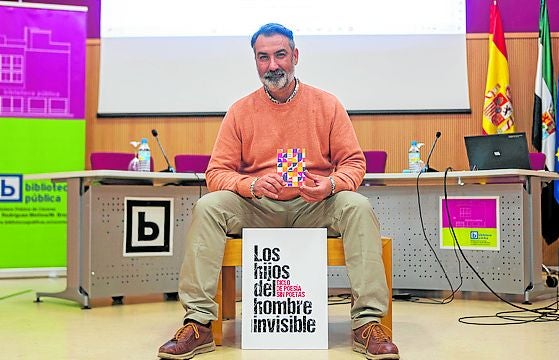 José María Cumbreño, editor de Liliputienses, organiza en la Biblioteca de Cáceres el ciclo de poesía sin poetas, 'Los hijos del hombre invisible'. 