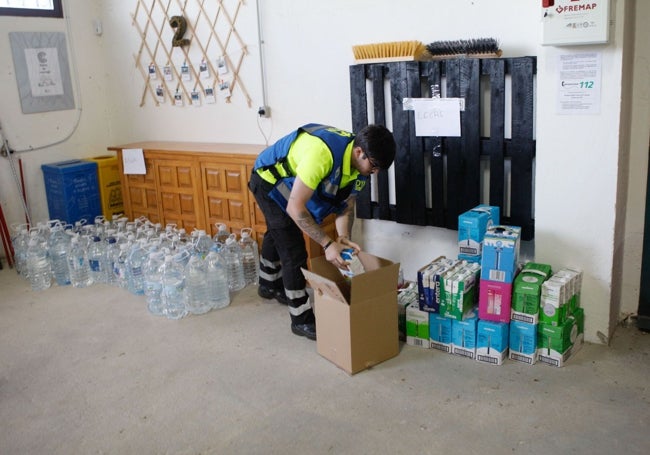 Agua y leche donadas por los cacereños este viernes en las naves de CIFE.