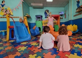 Dos niños en una guardería de la región.