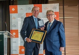 Juan Monterrey y Ramón Rivera, decano del Colegio de Economistas extremeño, que le entregó el galardón.