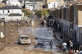 Voluntarios de todas partes de España colaboran en la limpieza de casas y calles de Utiel (Valencia) afectadas por la DANA, este sábado.