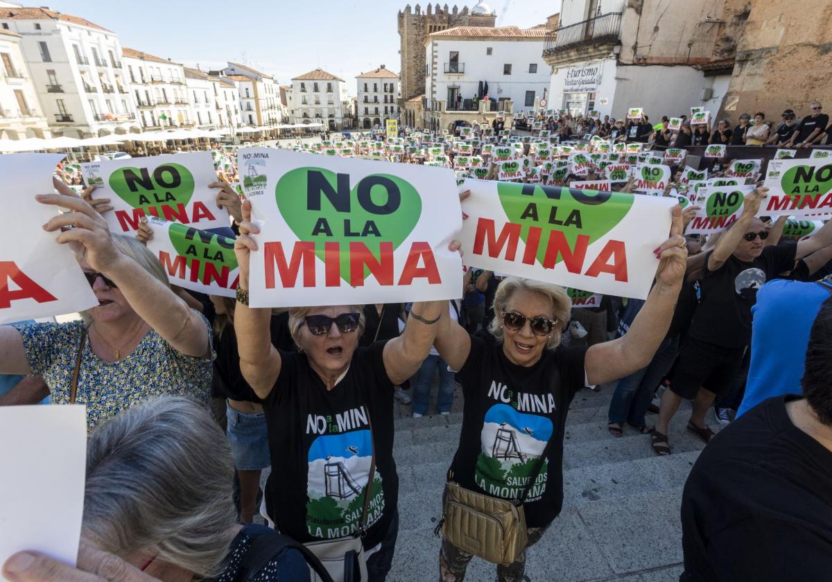 Concentración antimina en la Plaza Mayor el pasado mes de junio.