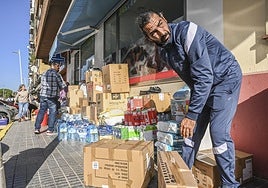 Los voluntarios han cargado el material durante la mañana de este sábado.