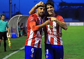 Osama celebra su gol junto al delantero valenciano Borja Domingo.