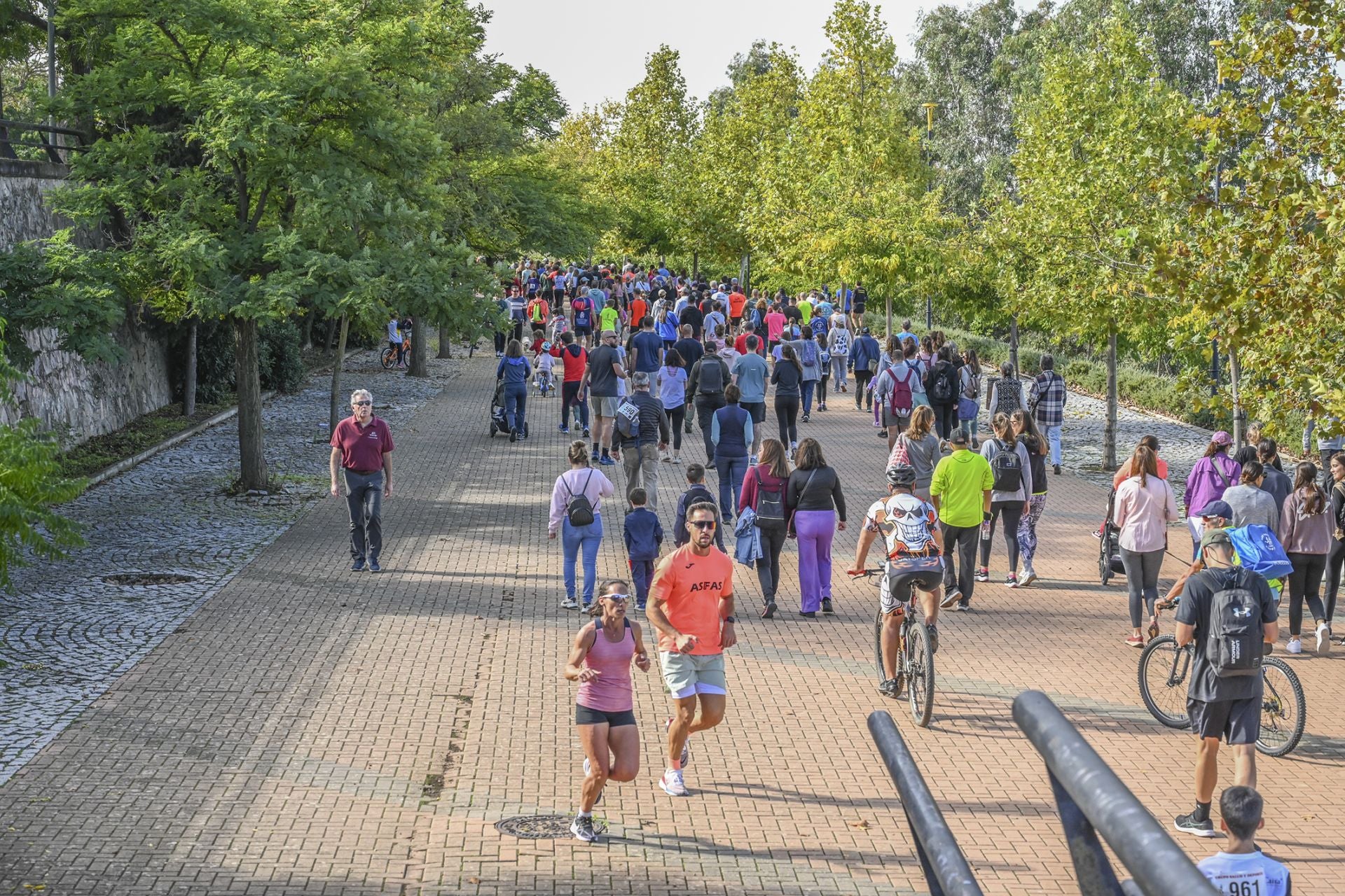 Fotos | Badajoz se solidariza corriendo con los afectados por la DANA