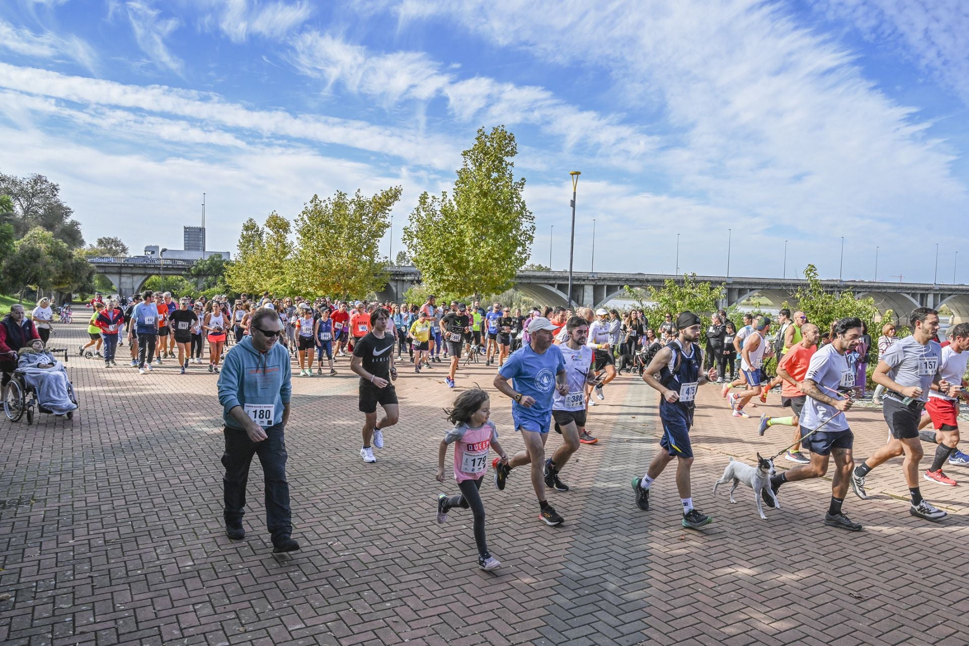 Fotos | Badajoz se solidariza corriendo con los afectados por la DANA